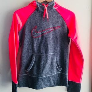 Nike women’s small sweatshirt 😘✔️